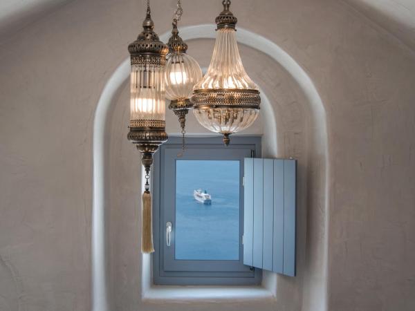 Athina Luxury Suites : photo 10 de la chambre grande suite troglodyte avec jacuzzi intérieur et extérieur - vue sur caldeira