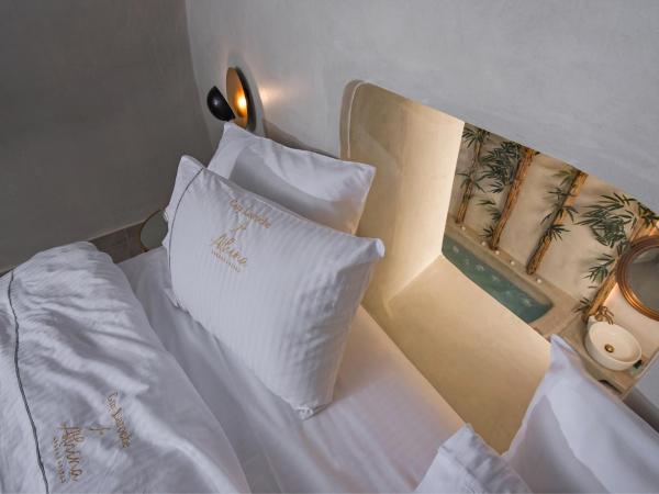 Athina Luxury Suites : photo 9 de la chambre grande suite troglodyte avec jacuzzi intérieur et extérieur - vue sur caldeira