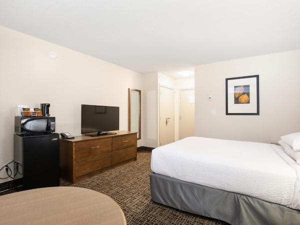 Ramada by Wyndham Kamloops : photo 2 de la chambre chambre lit queen-size - non-fumeurs