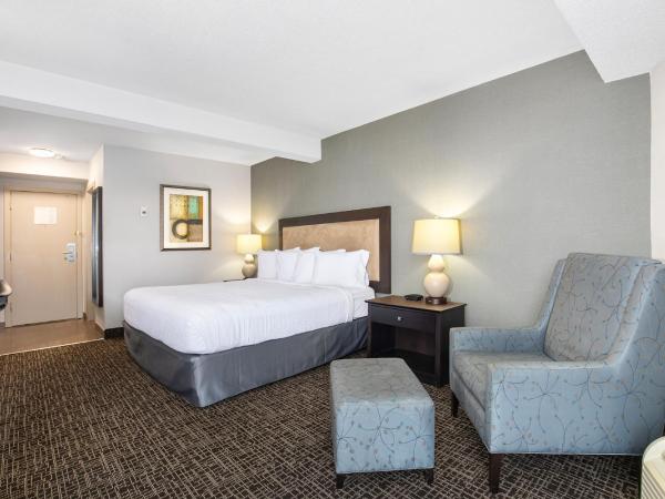 Ramada by Wyndham Kamloops : photo 2 de la chambre chambre lit king-size affaires - non-fumeurs