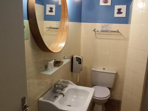 Hôtel La Résidence : photo 10 de la chambre chambre triple avec douche