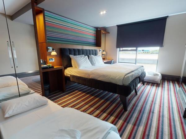 Village Hotel Leeds South : photo 1 de la chambre chambre familiale