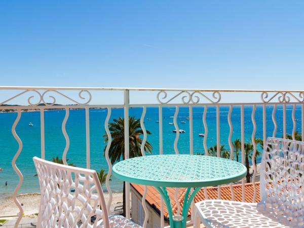 Les Galets Hôtel et B&B : photo 2 de la chambre chambre double supérieure avec terrasse - vue sur mer