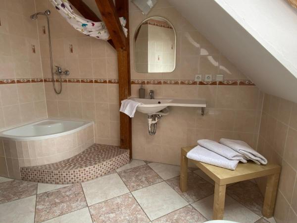 Pension Rainbow*** : photo 4 de la chambre chambre familiale avec salle de bains privative