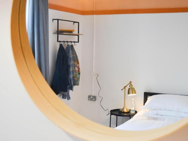 The Bristol Wing : photo 5 de la chambre chambre lit queen-size avec salle de bains commune