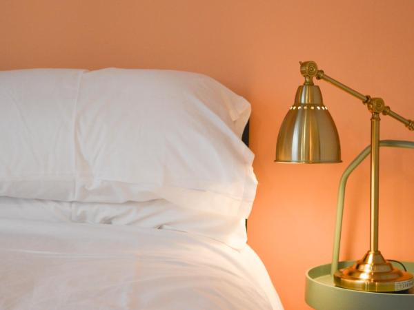 The Bristol Wing : photo 7 de la chambre chambre lit queen-size avec salle de bains commune