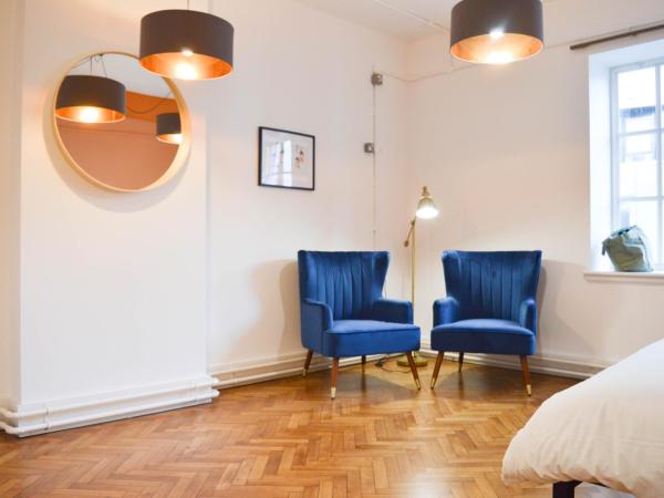 The Bristol Wing : photo 9 de la chambre chambre lit queen-size avec salle de bains commune