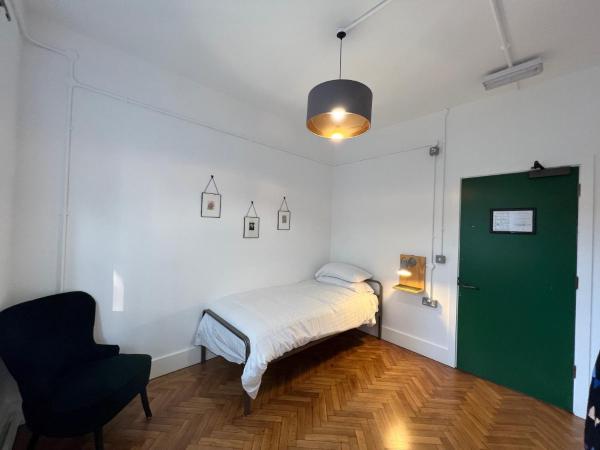 The Bristol Wing : photo 1 de la chambre chambre simple avec salle de bains commune