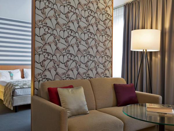 Holiday Inn Vienna City, an IHG Hotel : photo 2 de la chambre suite lit king-size avec canapé-lit simple