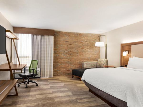 Holiday Inn Express - San Antonio Airport, an IHG Hotel : photo 8 de la chambre standard king room with extra space