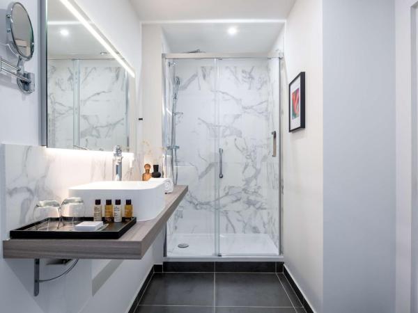 Hotel Camille Paris Tapestry Collection by Hilton : photo 10 de la chambre chambre lit king-size deluxe