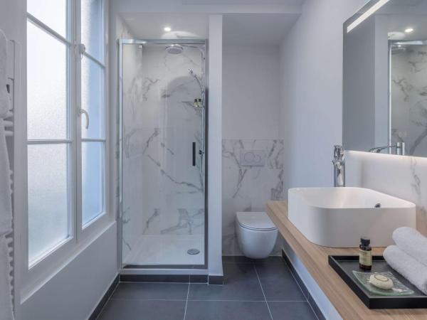 Hotel Camille Paris Tapestry Collection by Hilton : photo 6 de la chambre chambre lit king-size