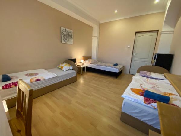 Hermina apartmanház : photo 4 de la chambre chambre triple basique avec salle de bains commune
