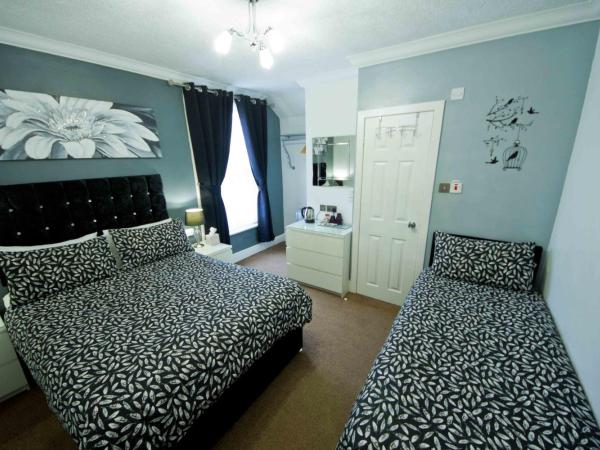 Rossall House , For Families & Couples : photo 8 de la chambre chambre triple - vue sur ville