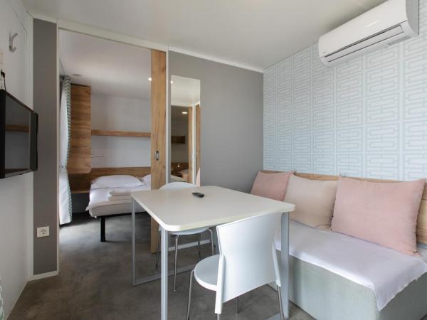 Amadria Park Camping Sibenik Mobile Homes : photo 6 de la chambre mobile home 2 chambres premium plage avec terrasse - vue sur mer
