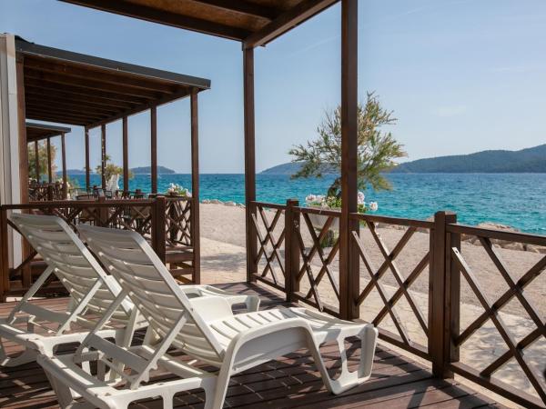Amadria Park Camping Sibenik Mobile Homes : photo 7 de la chambre mobile home 2 chambres premium plage avec terrasse - vue sur mer