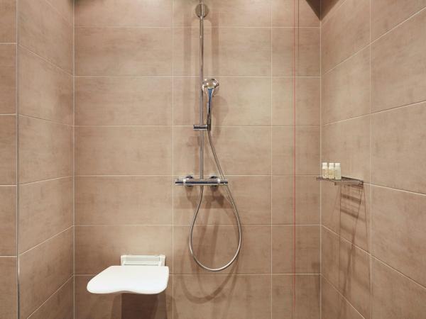 Hotel Indigo - Dusseldorf - Victoriaplatz, an IHG Hotel : photo 4 de la chambre chambre lit king-size standard – vue sur ville – accessible aux personnes à mobilité réduite