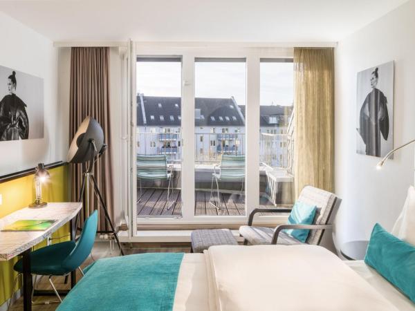 Hotel Indigo - Dusseldorf - Victoriaplatz, an IHG Hotel : photo 7 de la chambre chambre lit queen-size standard avec balcon - vue sur jardin