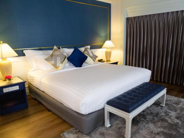 Grand China Bangkok : photo 2 de la chambre suite avec jacuzzi et balcon