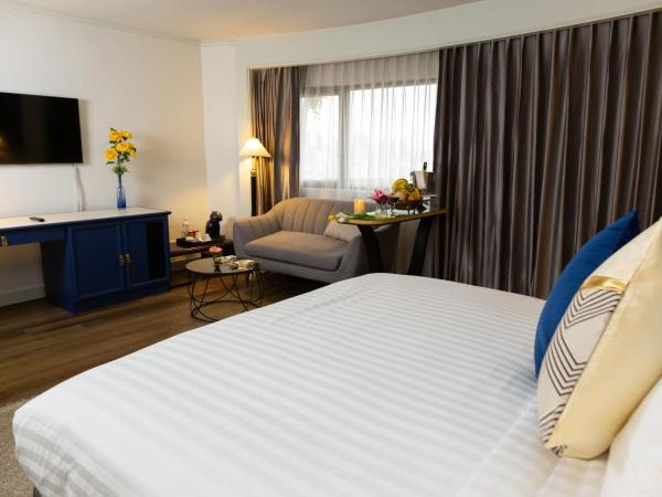 Grand China Bangkok : photo 7 de la chambre grande suite avec jacuzzi et balcon