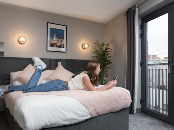 Bank Square Town House : photo 4 de la chambre chambre double avec salle de bains privative