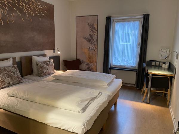 City Hotel Nattergalen : photo 3 de la chambre chambre double avec lit d'appoint