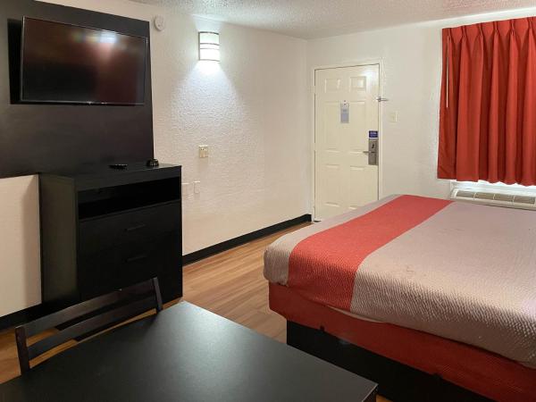 Studio 6 Houston TX Brookhollow : photo 2 de la chambre chambre lit king-size avec baignoire spa - non-fumeurs