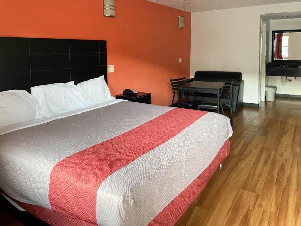 Studio 6 Houston TX Brookhollow : photo 4 de la chambre chambre lit king-size avec baignoire spa - non-fumeurs