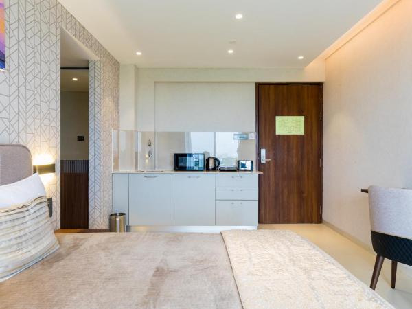 AR Suites Jewels Royale - Koregaon Park NX : photo 8 de la chambre studio avec balcon
