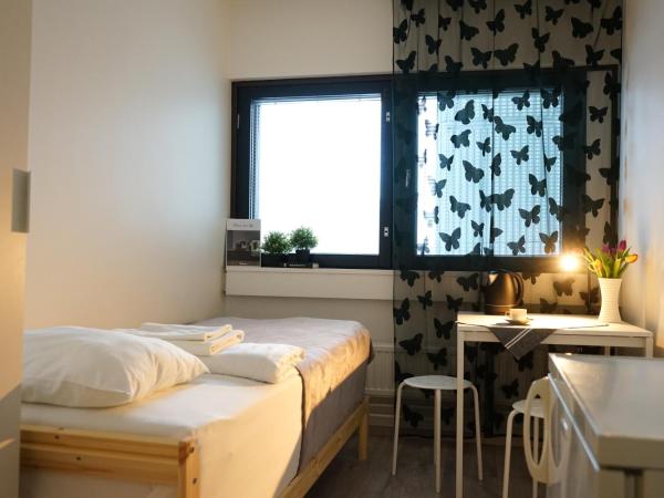 Inn Tourist Hostel : photo 1 de la chambre chambre simple Économique avec salle de bains commune