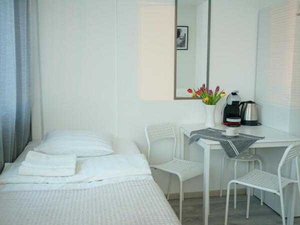 Inn Tourist Hostel : photo 3 de la chambre chambre familiale avec salle de bains commune