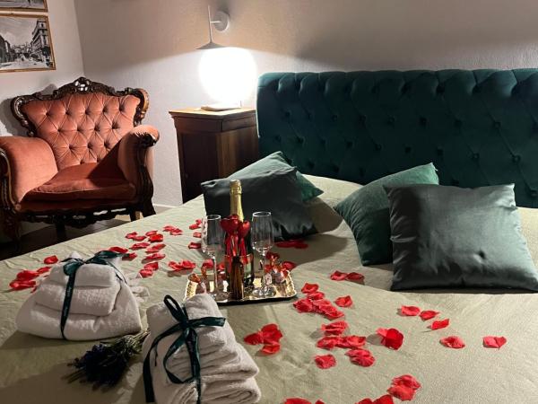 Antica dimora lamarmora : photo 9 de la chambre chambre lit king-size avec baignoire spa