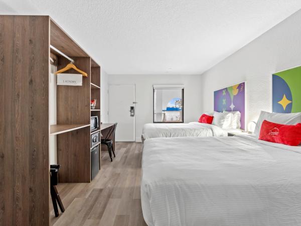 Developer Inn & Suites Airport JAX, a Baymont by Wyndham : photo 6 de la chambre chambre double - vue sur jardin