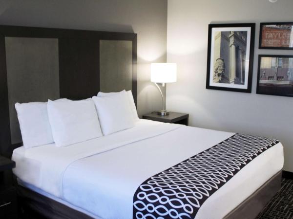 La Quinta Inn & Suites by Wyndham Indianapolis Downtown : photo 1 de la chambre chambre lit king-size pour personnes à mobilité réduite - baignoire avec barres d'appui - non-fumeurs