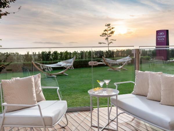 Crowne Plaza Florya Istanbul, an IHG Hotel : photo 2 de la chambre suite junior lit king-size avec terrasse et accès au salon club - vue sur mer