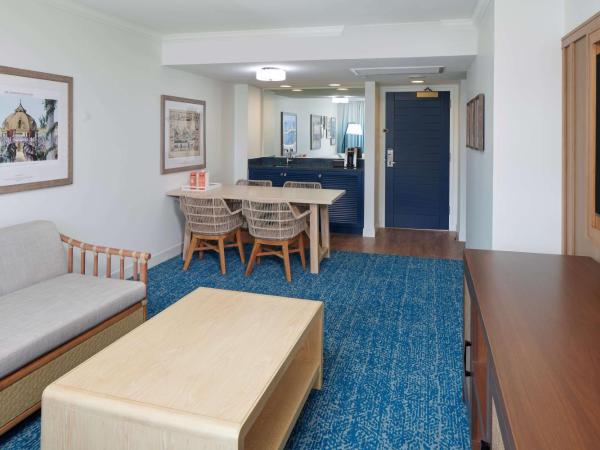 OUTRIGGER Reef Waikiki Beach Resort : photo 6 de la chambre suite club 1 chambre lit king-size - vue sur complexe