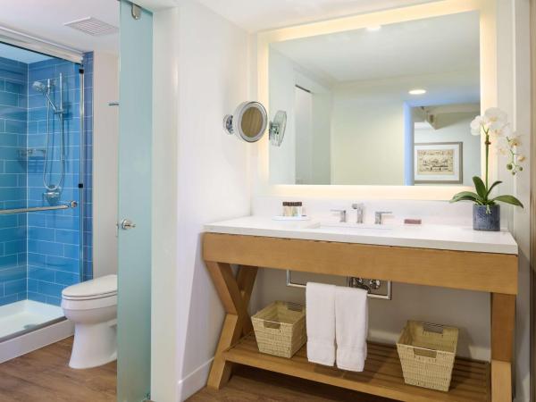 OUTRIGGER Reef Waikiki Beach Resort : photo 2 de la chambre hébergement lit queen-size - vue sur complexe hôtelier