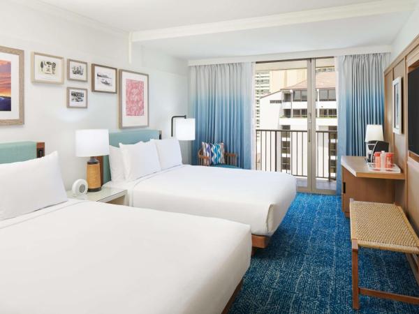 OUTRIGGER Reef Waikiki Beach Resort : photo 1 de la chambre hébergement 2 lits queen-size - vue sur complexe hôtelier