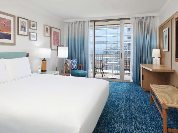 OUTRIGGER Reef Waikiki Beach Resort : photo 1 de la chambre hébergement lit queen-size - vue sur complexe hôtelier