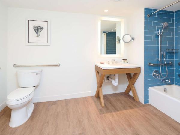 OUTRIGGER Reef Waikiki Beach Resort : photo 7 de la chambre hébergement lit king-size - accessible aux personnes à mobilité réduite - vue sur complexe hôtelier