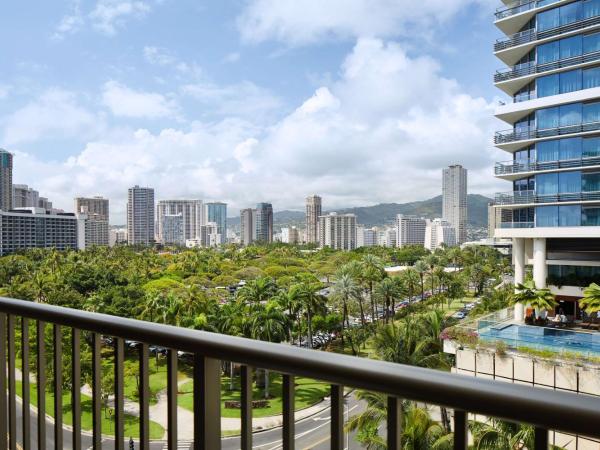 OUTRIGGER Reef Waikiki Beach Resort : photo 6 de la chambre hébergement lit king-size - vue sur complexe