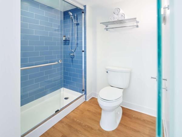 OUTRIGGER Reef Waikiki Beach Resort : photo 6 de la chambre hébergement 2 lits queen-size - vue sur complexe hôtelier