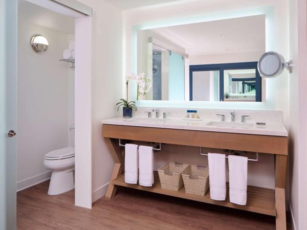 OUTRIGGER Reef Waikiki Beach Resort : photo 4 de la chambre hébergement lit king-size - vue sur complexe