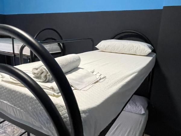 Alexander hostel : photo 4 de la chambre lit simple dans dortoir pour hommes avec salle de bains commune