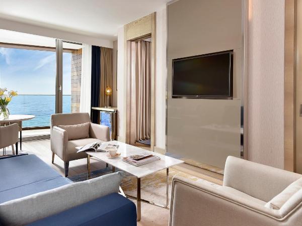 Crowne Plaza Florya Istanbul, an IHG Hotel : photo 4 de la chambre suite junior lit king-size avec canapé-lit et accès au salon club - vue sur mer