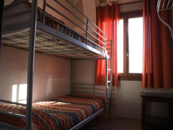 Be Zaragoza Hostel : photo 2 de la chambre chambre lits jumeaux avec salle de bains commune