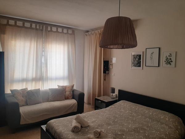 Rafaela Guest House : photo 2 de la chambre suite with a large and simple bed