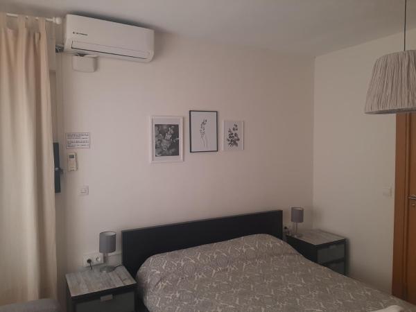 Rafaela Guest House : photo 4 de la chambre suite with a large and simple bed