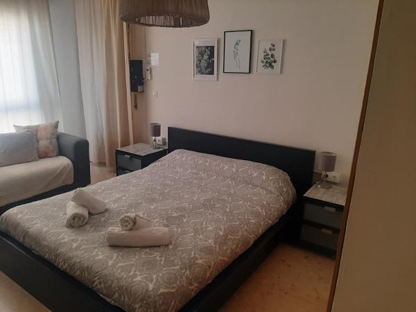 Rafaela Guest House : photo 7 de la chambre suite with a large and simple bed