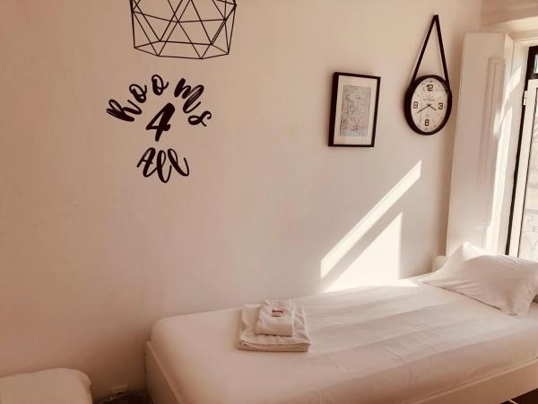 Rooms4All : photo 4 de la chambre chambre double de luxe avec balcon et salle de bains commune